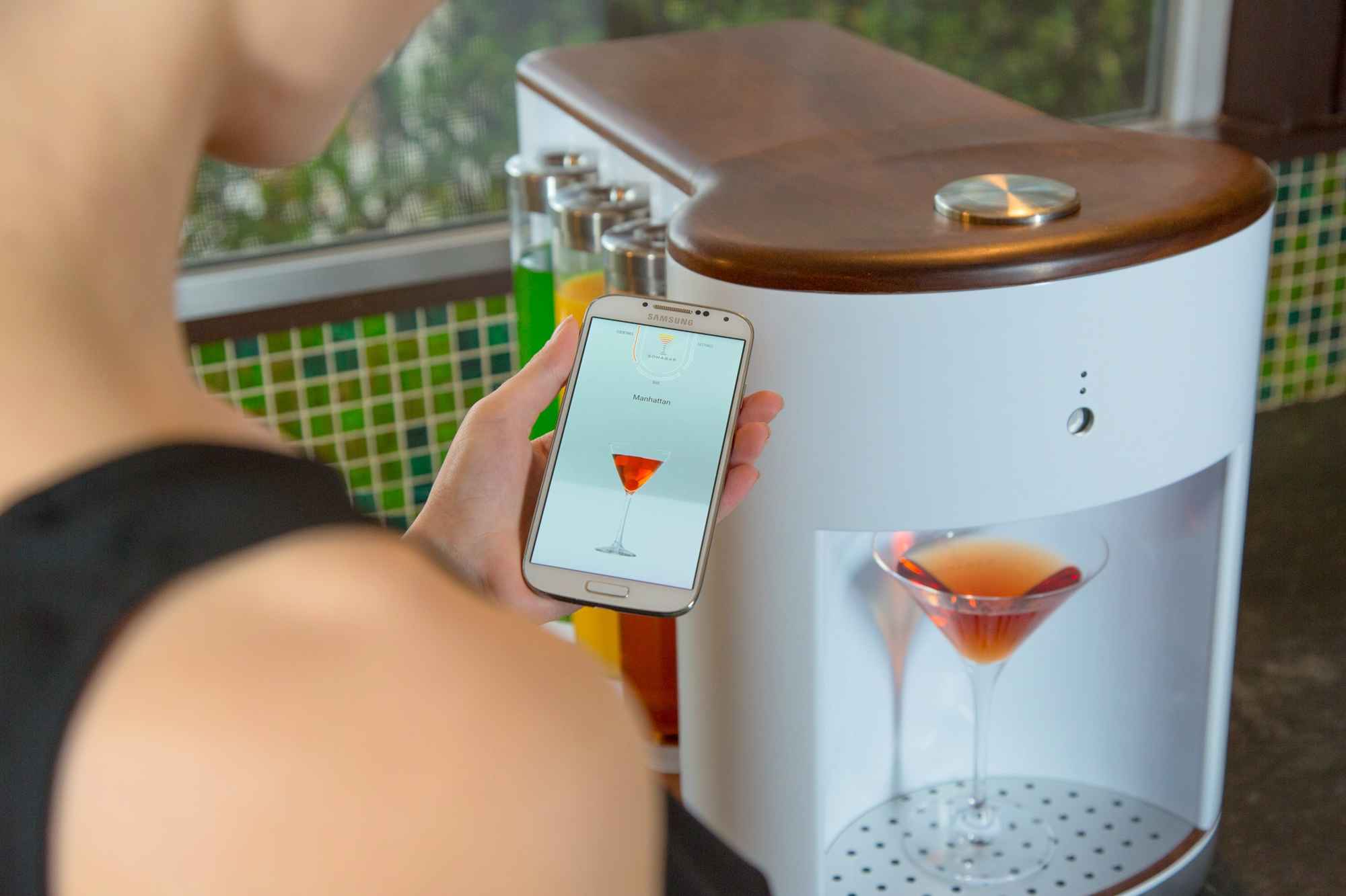Robot Bartender Effortlessly Makes Cocktails 
