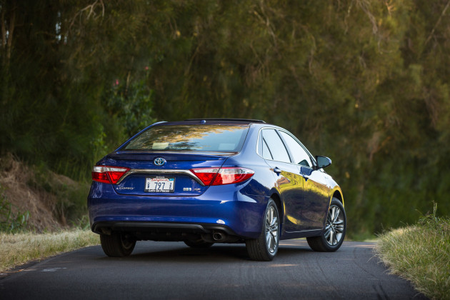 2015-Toyota-Camry-Hybrid-2