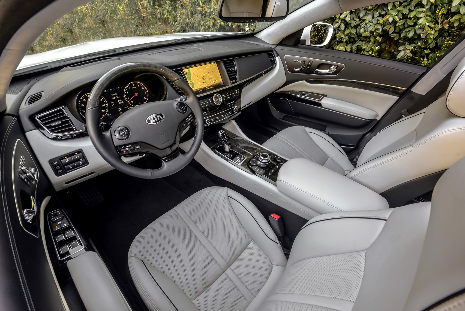 2015 Kia K900 interior