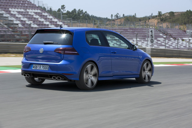 2015-VW-Golf_R_2