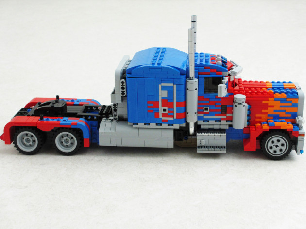 LEGO-Optimus-Prime-3