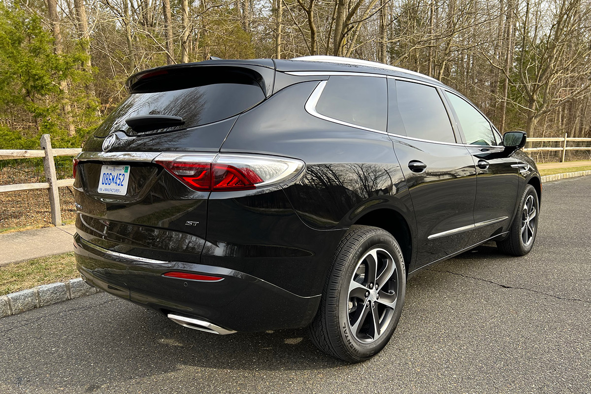 2022 Buick Enclave Essence AWD with Sport Touring Package