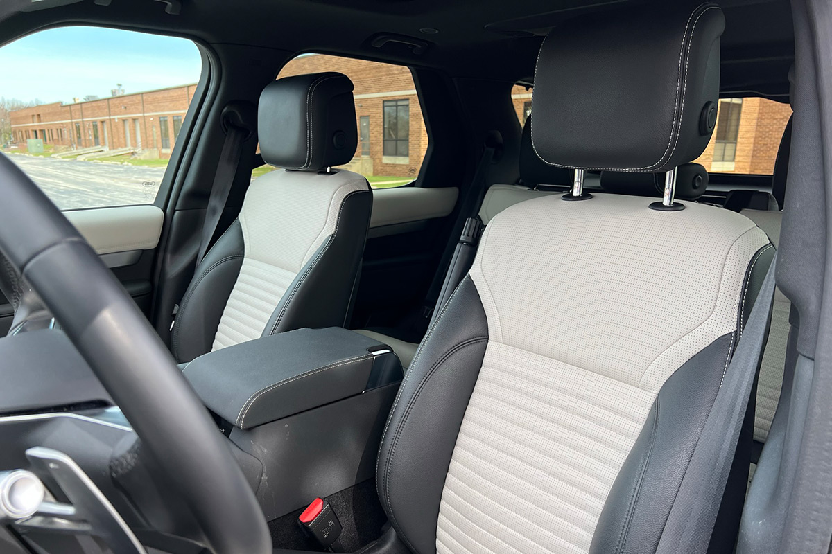 2021 Land Rover Discovery R-Dynamic S seats