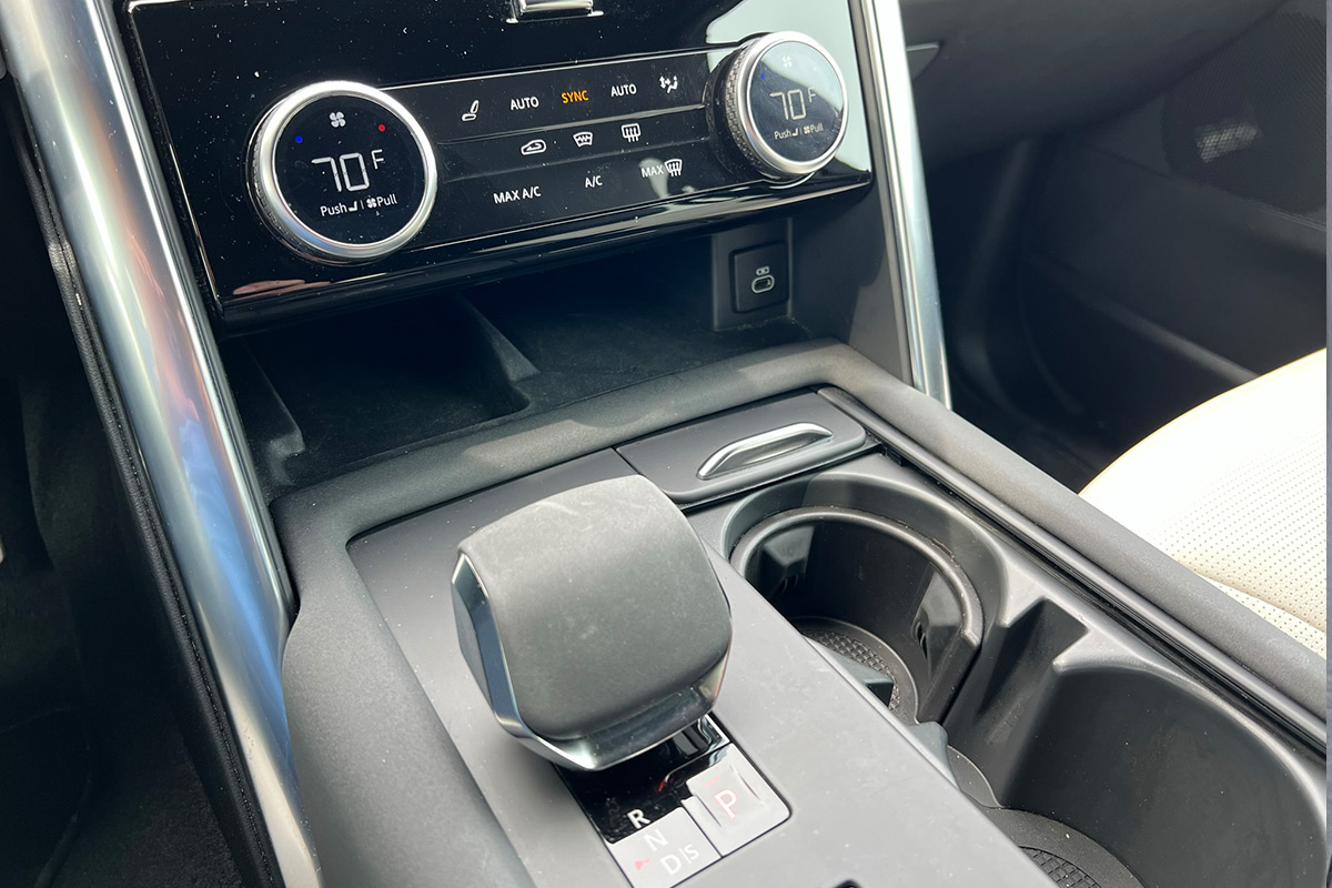 2021 Land Rover Discovery R-Dynamic S shifter