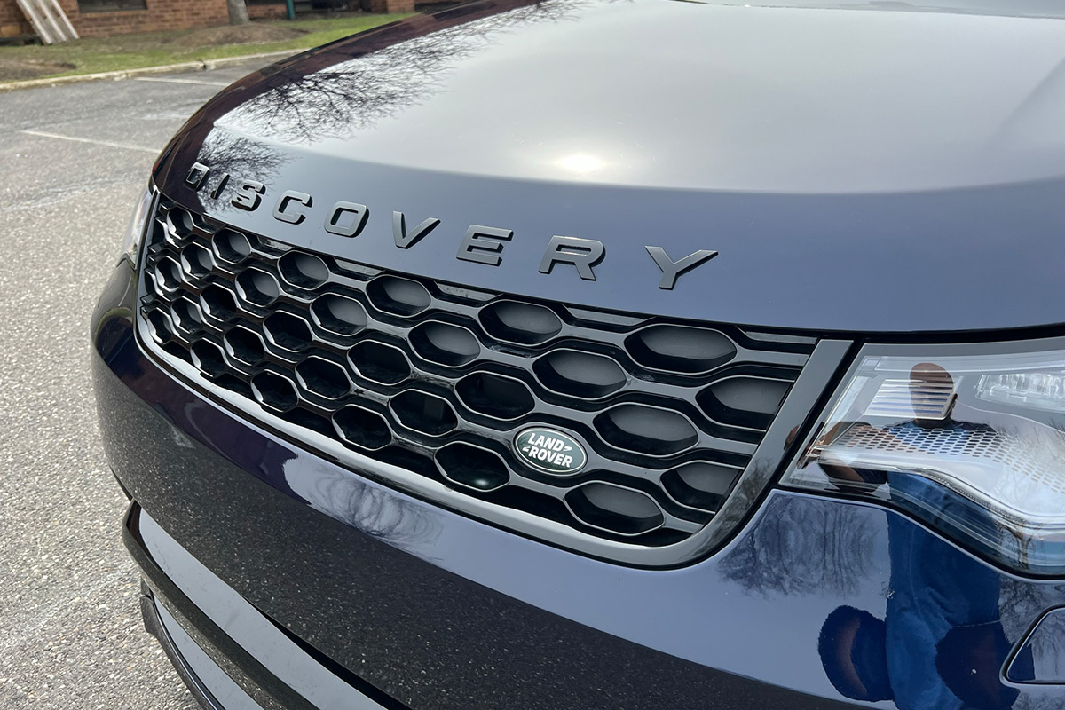 2021 Land Rover Discovery R-Dynamic S front grille